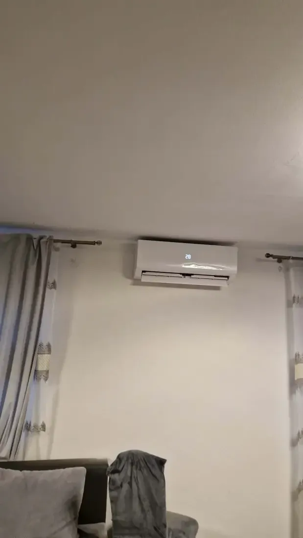 Aparat de aer condiționat interior montat pe perete, sus, într-o cameră de zi